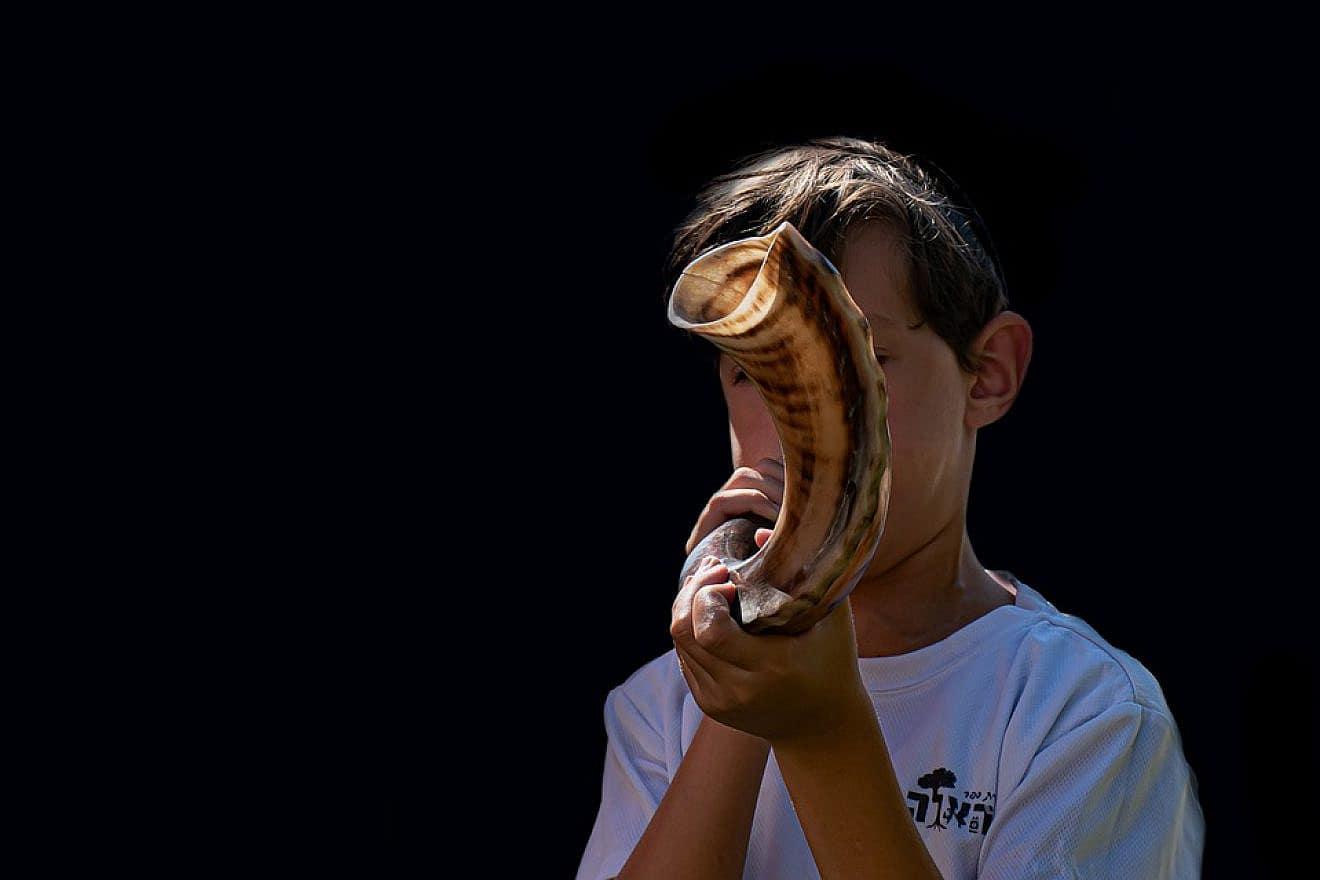Blowing shofar to herald in the Jewish New Year. Credit: Pixabay.