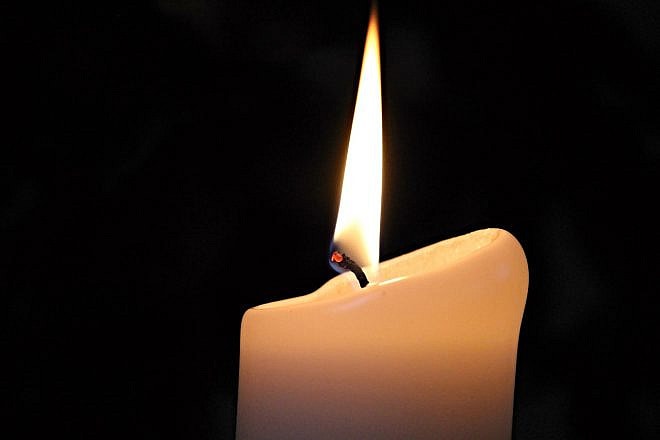 Memorial candle. credit: Manfred Richter/Pixabay.
