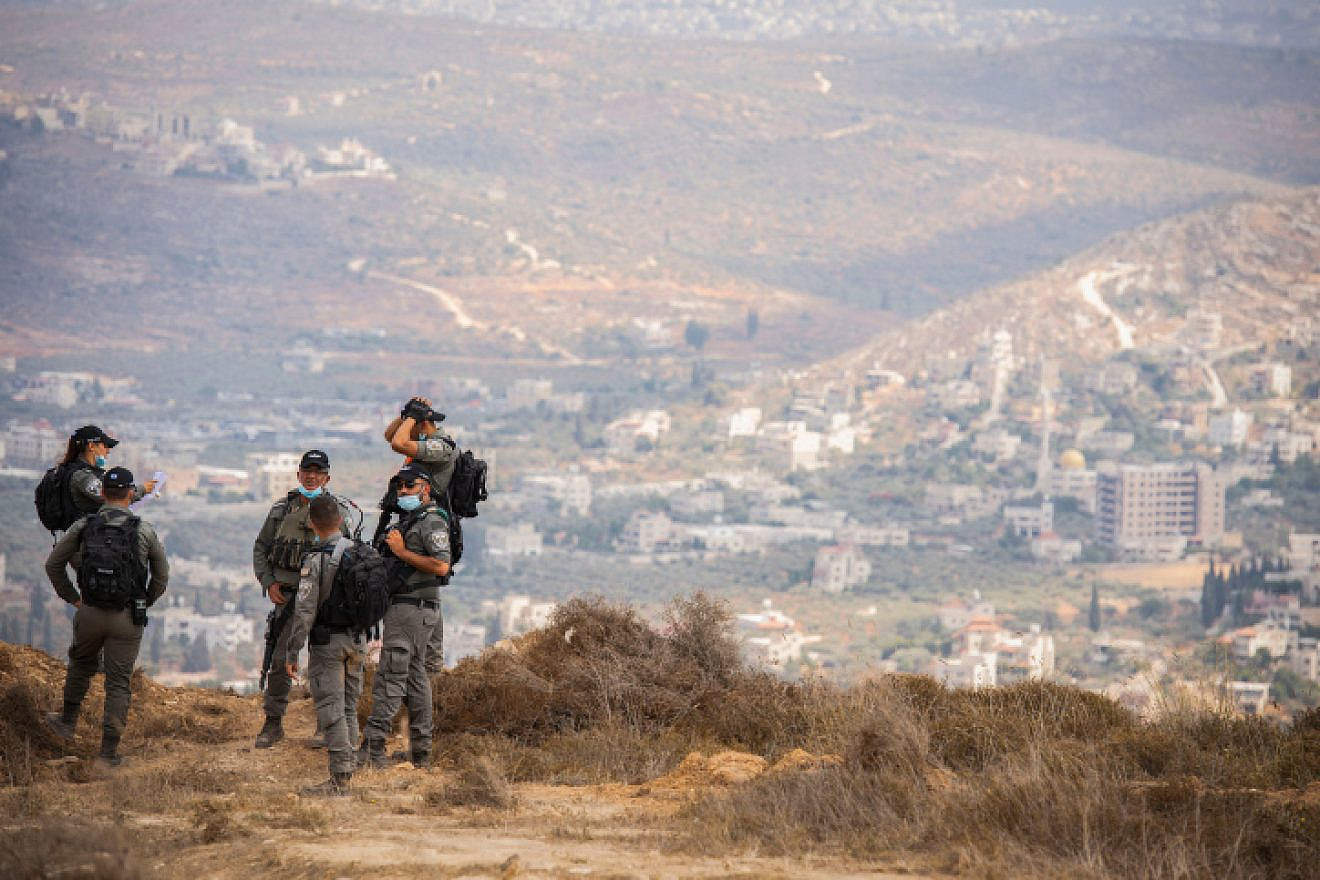 Israeli Border Police officers near Yitzhar, where illegal structures were demolished, Aug.12, 2020. Photo by Sraya Diamant/Flash90.