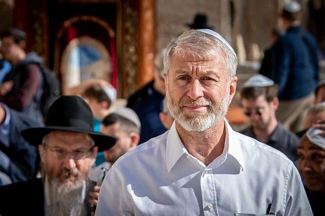 Russian oligarch Roman Abramovich arrives at the Western Wall for his son Aaron's Bar Mitzvah, Dec. 20, 2022. Photo by Arie Leib Abrams/Flash90.