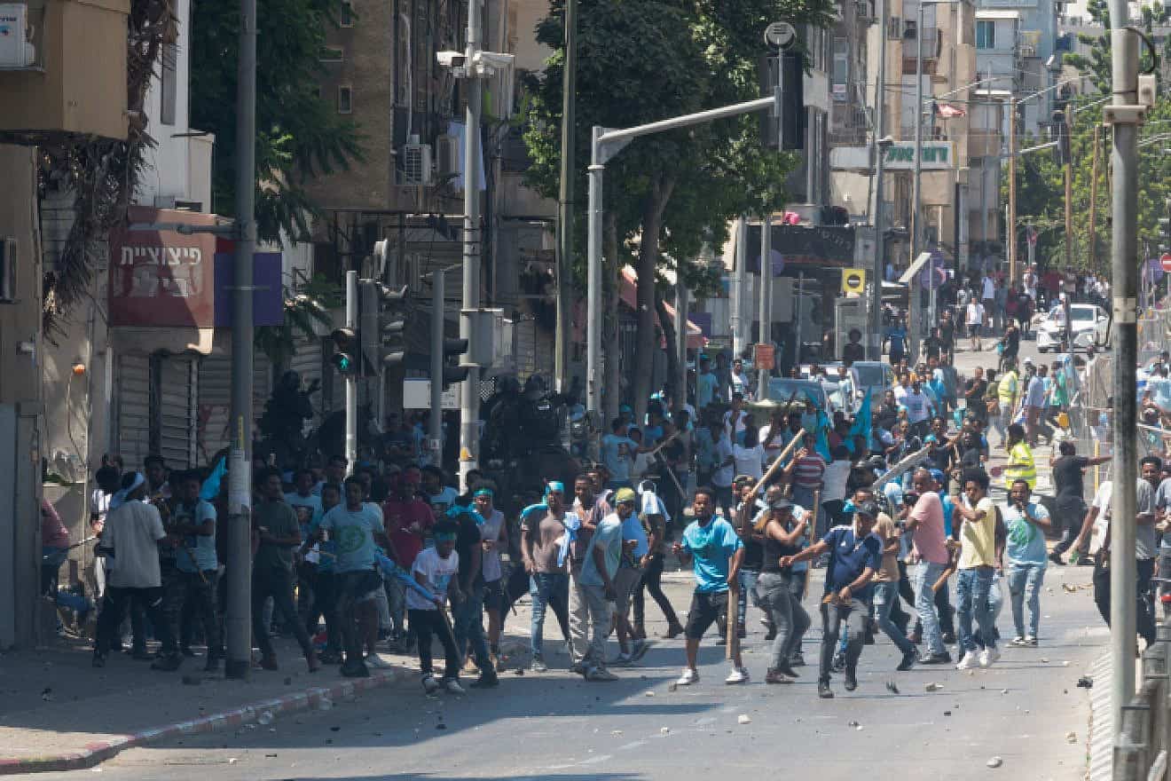 Eritrean asylum seekers clash with Israeli police in South Tel Aviv, Sept. 2, 2023. Photo by Omer Fichman/Flash90.