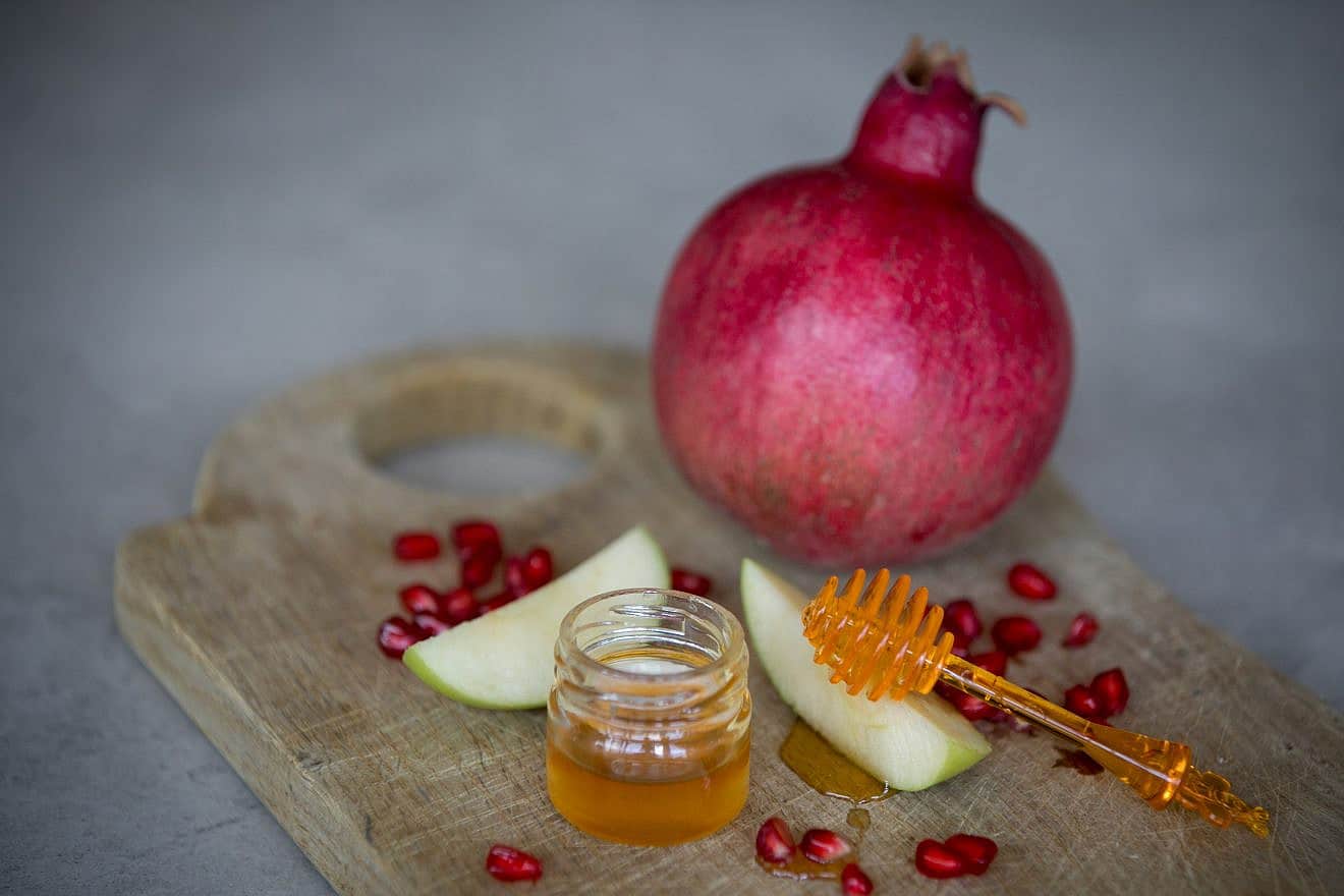 Apples, honey and pomegranate, which are traditionally eaten on Rosh Hashanah. Credit: Miriam Alster/Flash90.