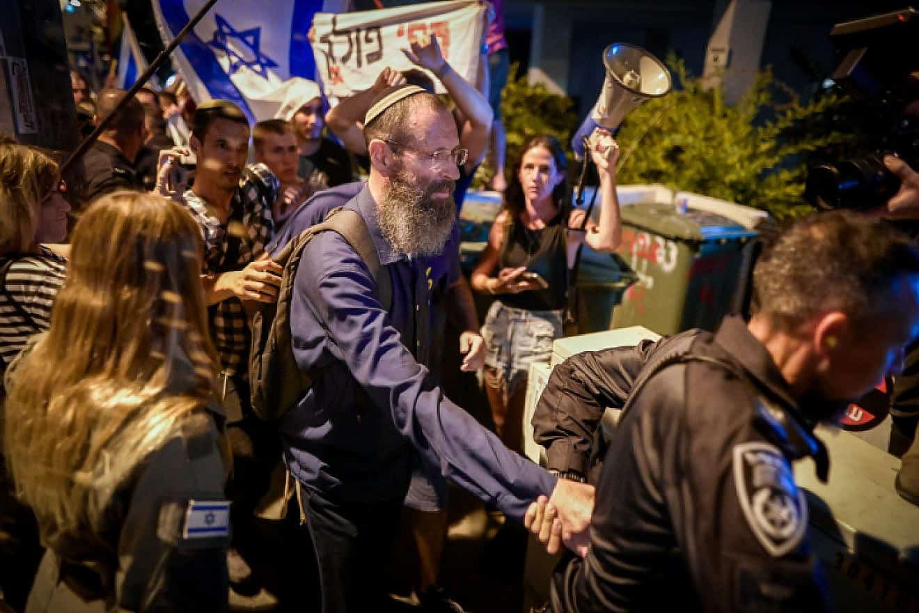 Rabbi Yigal Levenstein arrives to teach while activists protest against him in Tel Aviv, Sept. 19, 2023. Photo by Avshalom Sassoni/Flash90.