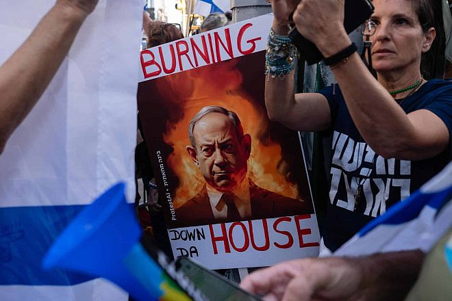 Demonstrators protest against Israeli Prime Minister Benjamin Netanyahu in New York City, Sept. 20, 2023. Photo: Luke Tress/Flash90