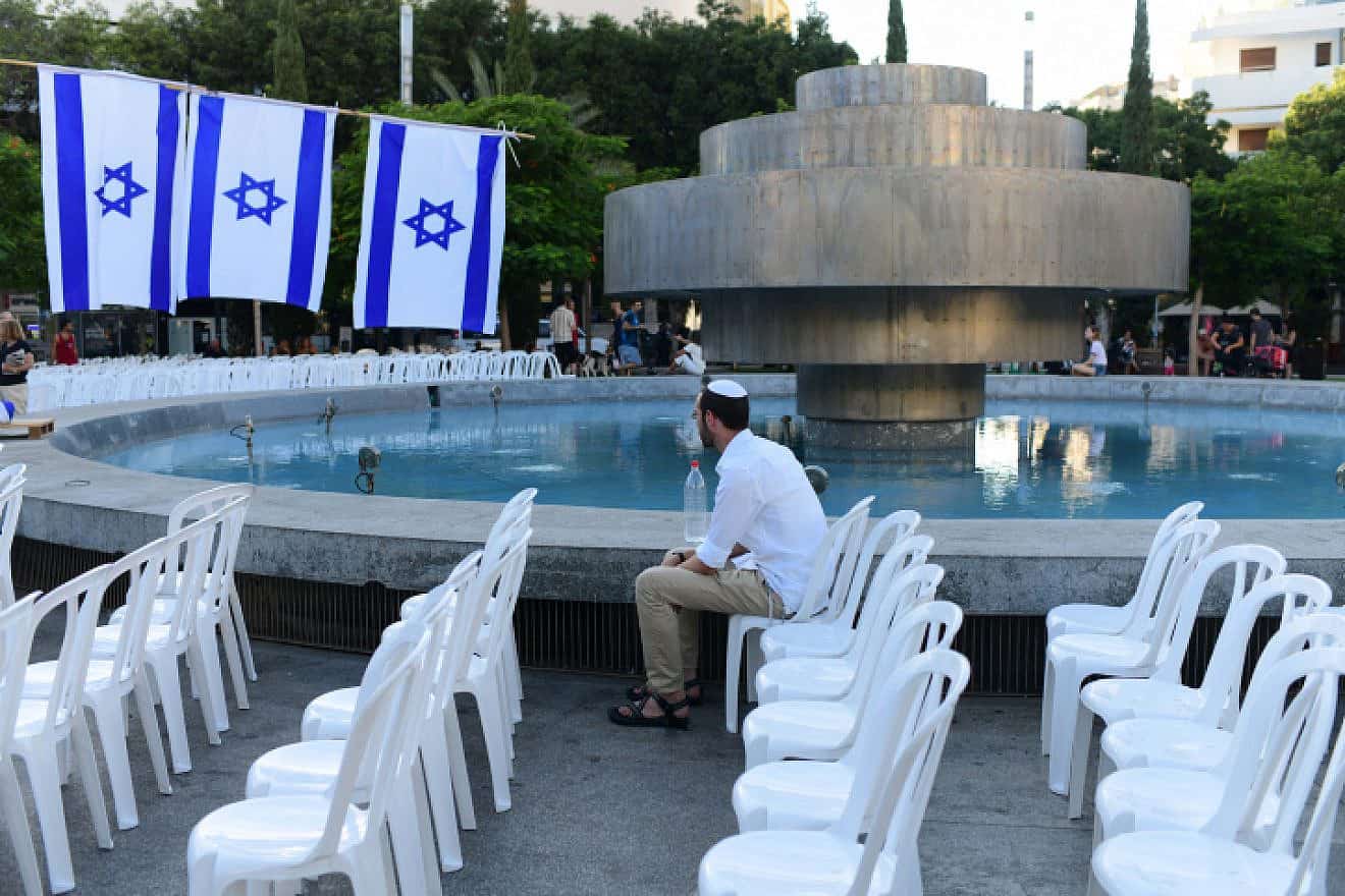 The Rosh Yehudi outreach group sets up chairs ahead of a public Yom Kippur service on Dizengoff Square in Tel Aviv on Sept. 24, 2023. Photo by Tomer Neuberg/Flash90.