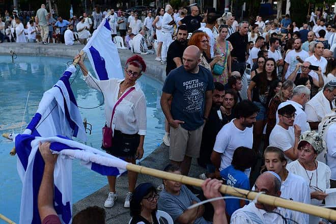 The Orthodox Jewish group Rosh Yehudi sets up a gender divider amongst protests during a public prayer service at Dizengoff Square in Tel Aviv on Yom Kippur, Sept. 24, 2023. Photo: Tomer Neuberg/Flash 90