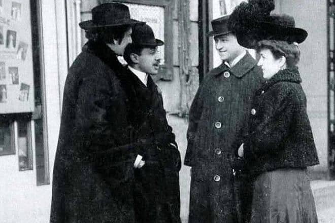 Fritz Grünbaum (second from left) in front of “Das Cabaret ist Mein Ruin,” c. 1908. Credit: Public Domain/Wikimedia Commons.