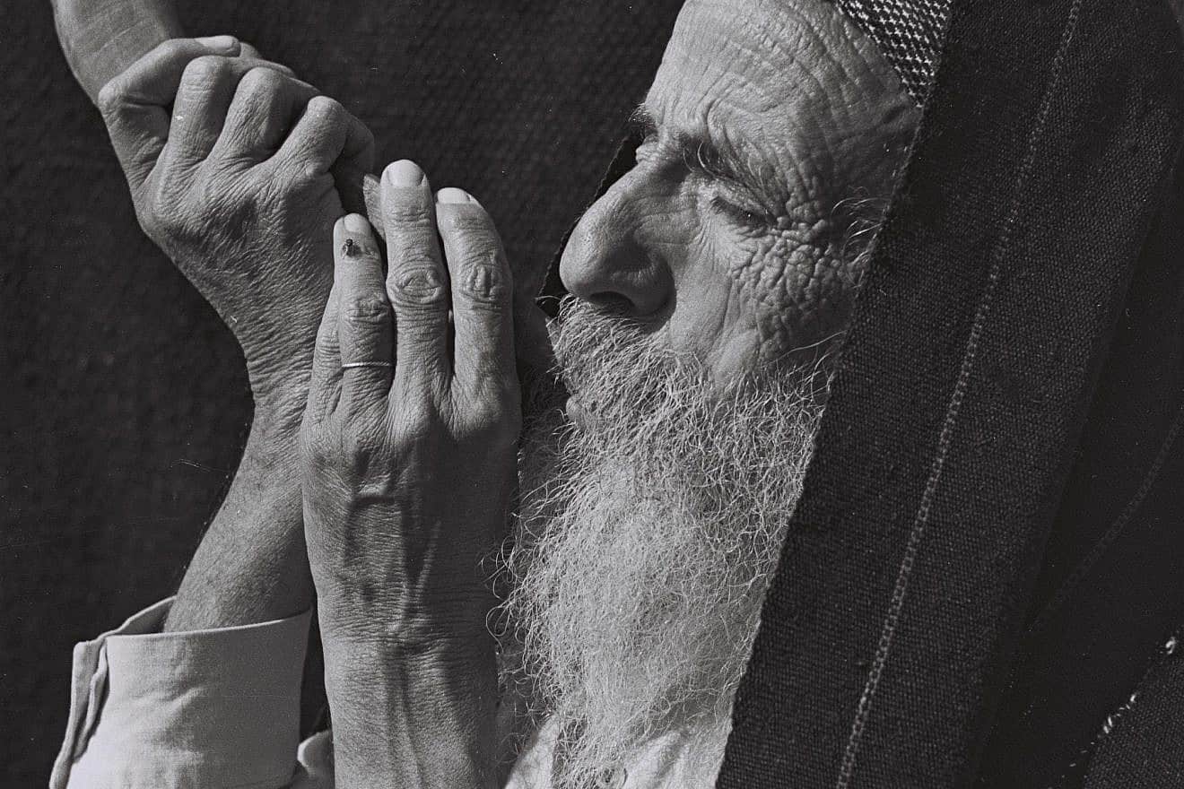 An older Yemenite man blowing the shofar. Credit: from National Photo Collection of Israel/GPO via Wikimedia Commons.