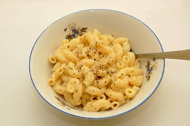 Classic macaroni-and-cheese. Credit: Wikimedia Commons.