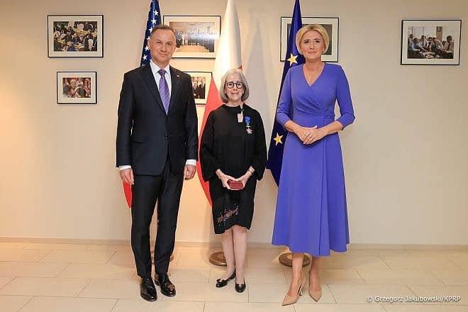 Andrzej Duda, president of Poland, and his wife Agata Kornhauser-Duda present Stanlee Stahl (center), executive vice president of The Jewish Foundation for the Righteous, with the Knight's Cross of the Order of Merit of the Republic of Poland. Courtesy: Polish president's office.