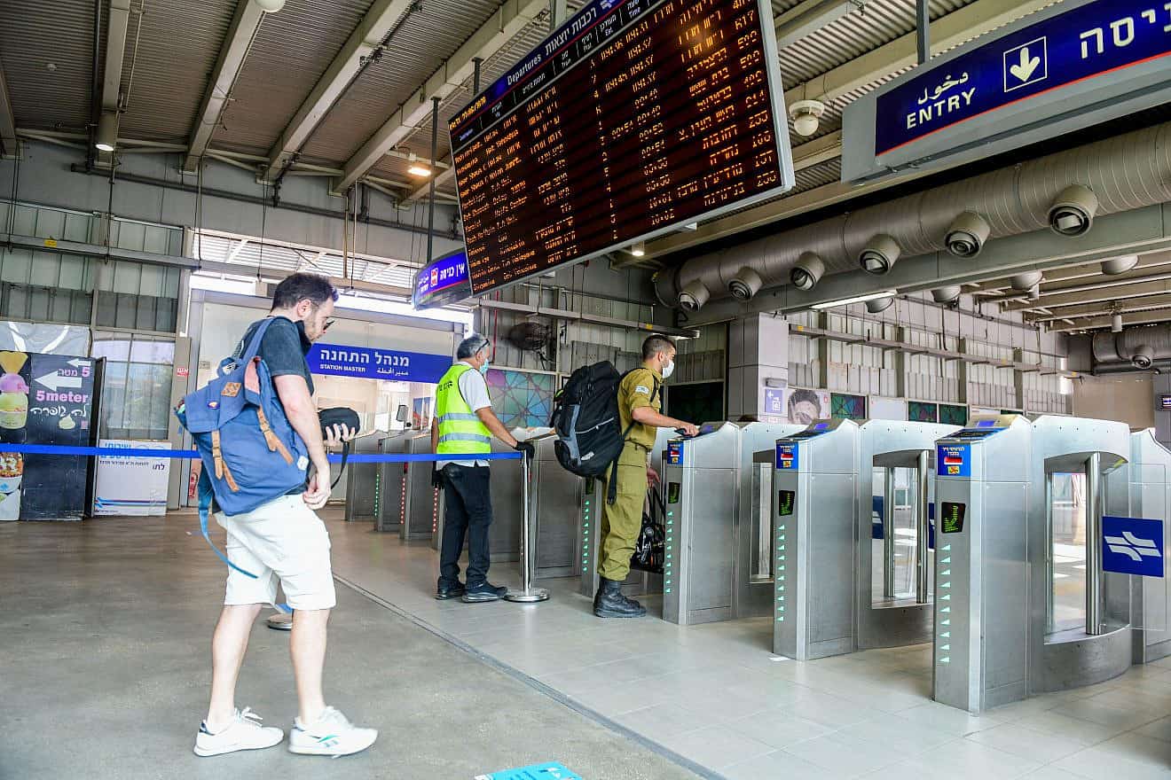 Passengers at the Tel Aviv Savidor Central railway station, June 22, 2020. Photo by Avshalom Sassoni/Flash90.