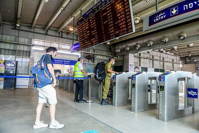 Passengers at the Tel Aviv Savidor Central railway station, June 22, 2020. Photo by Avshalom Sassoni/Flash90.