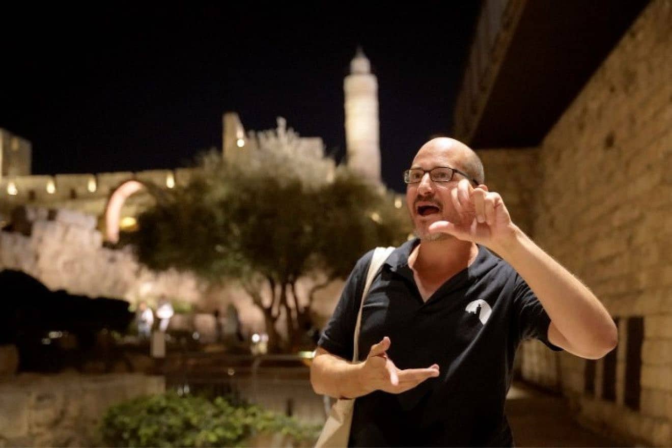 A Tower of David Museum guide conducts a tour of the Old City via sign language, Sept. 10, 2023. Credit: Tower of David Museum.