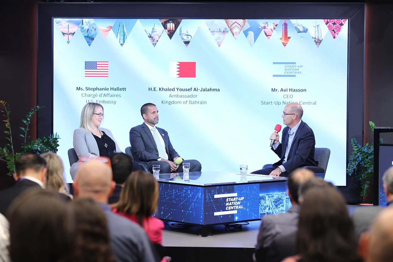 Acting U.S. Ambassador Stephanie Hallett, Bahraini Ambassador Khaled Yousif al-Jalahma and Start-Up Nation Central CEO Avi Hasson at the Start-Up Nation Central offices in Tel Aviv, Sept. 7, 2023. Photo by Yam Lavi.