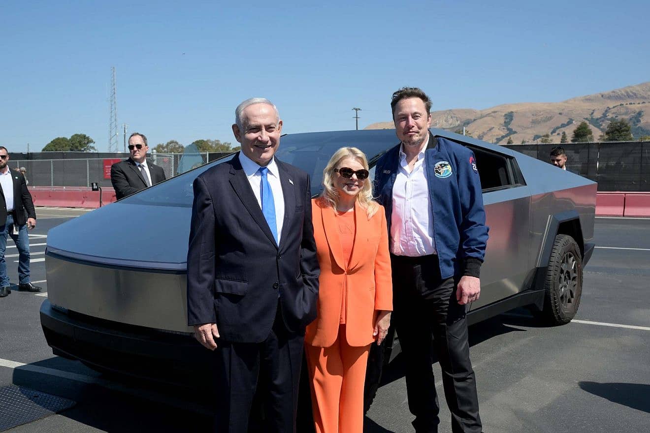 Israeli Prime Minister Benjamin Netanyahu (left) and his wife Sara pose with Tesla CEO Elon Musk in front of a Cybertruck at a Tesla plant in Fremont, Calif. on Sept. 18, 2023. Credit: Avi Ohayon/GPO.