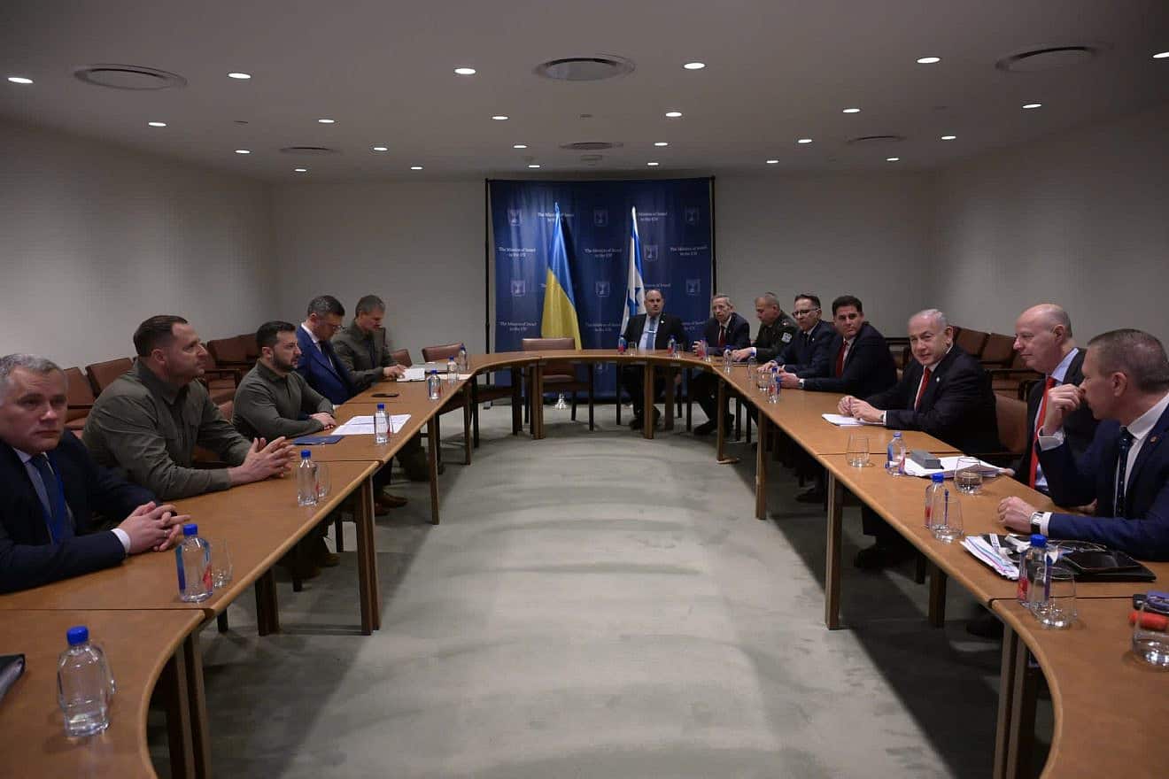 Israeli Prime Minister Benjamin Netanyahu (middle right) and delegation meet on the sidelines of the U.N. General Assembly with Ukrainian President Volodymyr Zelenskyy (middle left) and delegation in New York on Sept. 19, 2023. Credit: Avi Ohayon/GPO.