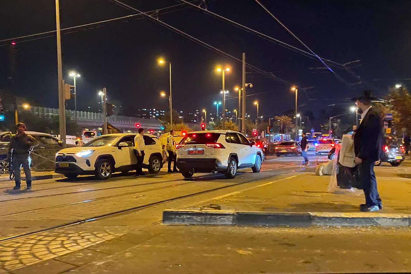 Israeli police at the scene of a stabbing t the Givat Hamivtar light rail station in northern Jerusalem, Sept. 21, 2023. Photo by TPS.
