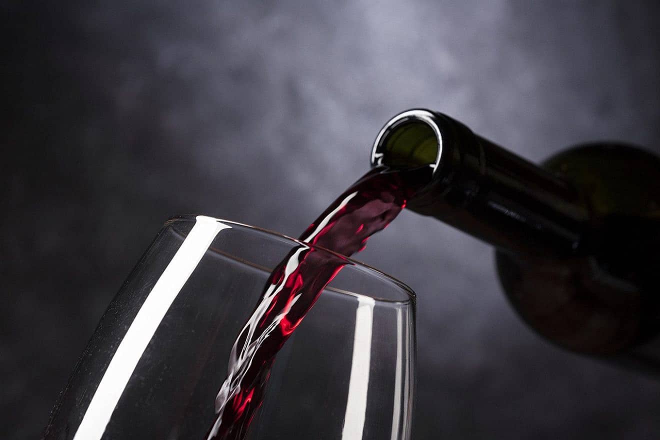 Wine from bottle to glass. Credit: Vinotecarium/Pixabay.