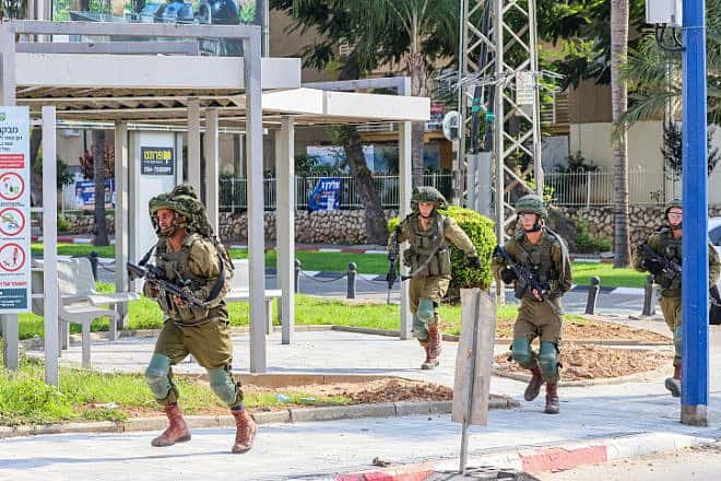 Israeli soldiers take position in the southern Israeli city of Sderot, October 8, 2023. Photo by Yossi Zamir/Flash90 *** Local Caption *** 
????? ????
???? ?????
?????
??????