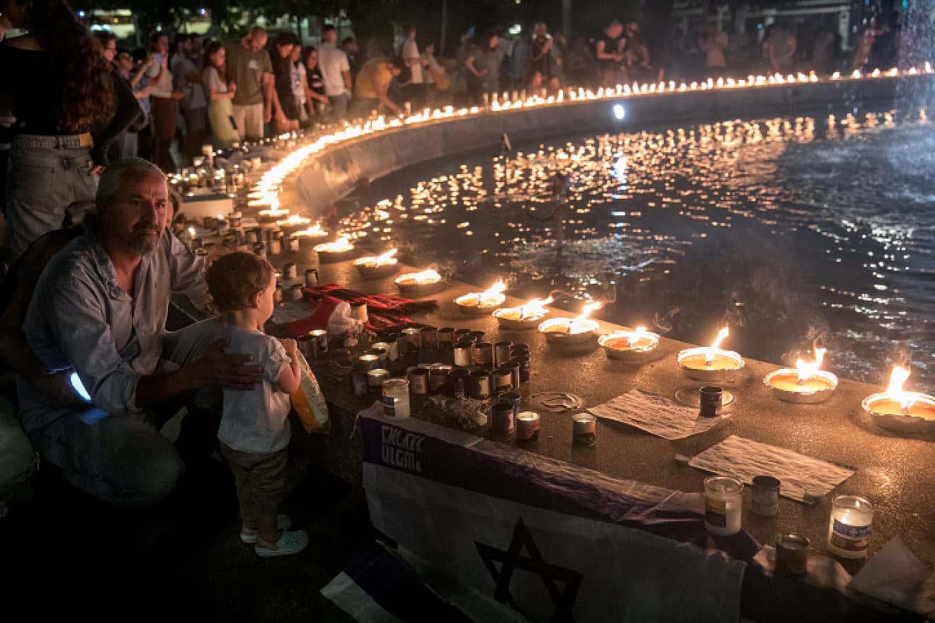 People gather and light candles to remember the victims who were murdered by Hamas terrorists, at Dizengoff Square in Tel Aviv, Oct. 14, 2023. Photo by Miriam Alster/Flash90.