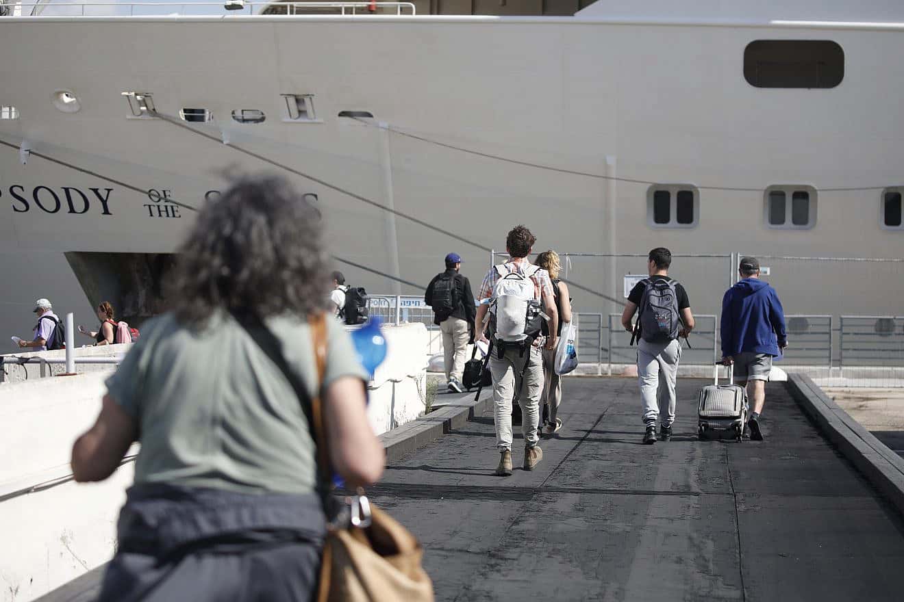 U.S. citizens board a ship in Haifa to be evacuated to Cyprus, Oct. 16, 2023. Credit: Flash90.