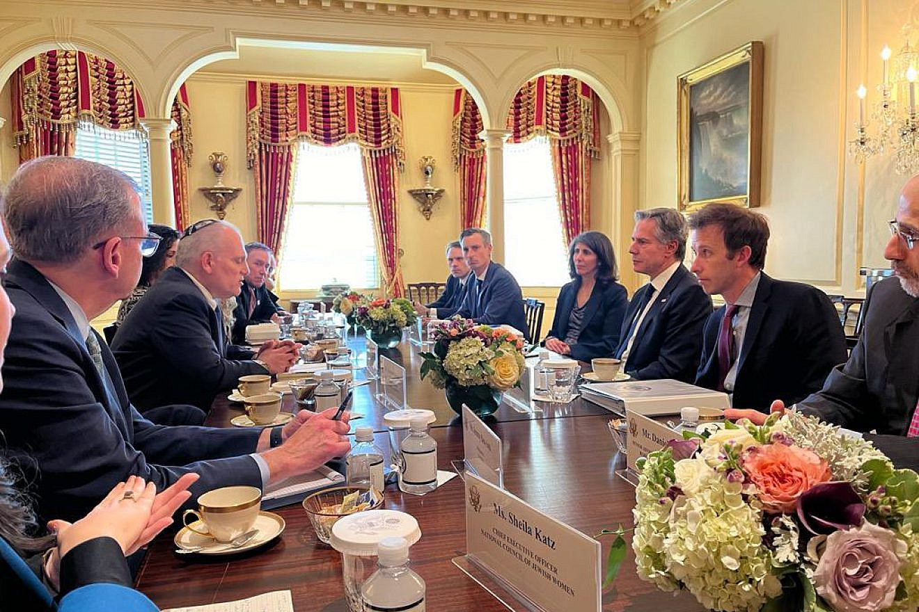 U.S. Secretary of State Antony Blinken (right middle) meets on Oct. 23, 2023 with Jewish leaders, including William Daroff (left middle), CEO of the Conference of Presidents of Major American Jewish Organizations. Source: X/William Daroff.