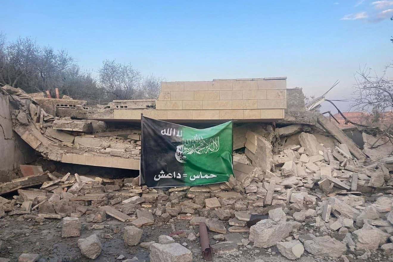 The Hamas-ISIS flag placed by Israeli troops on the ruins of the Samaria home of Hamas leader Saleh al-Arouri. Source: Twitter.
