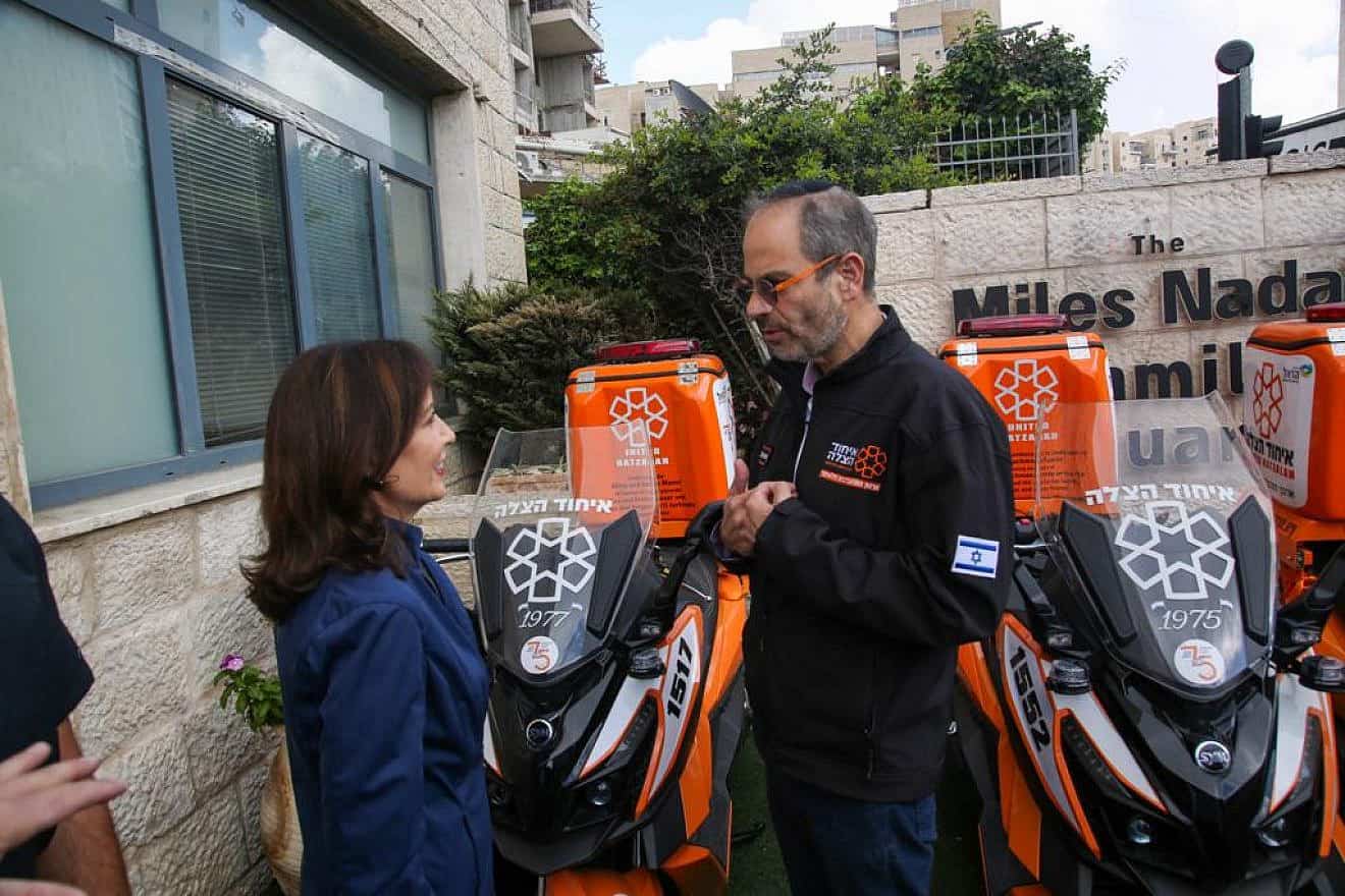 New York Gov. Kathy Hochul meets with Eli Beer, founder and president of United Hatzalah, at its national headquarters in Jerusalem. Credit: United Hatzalah.