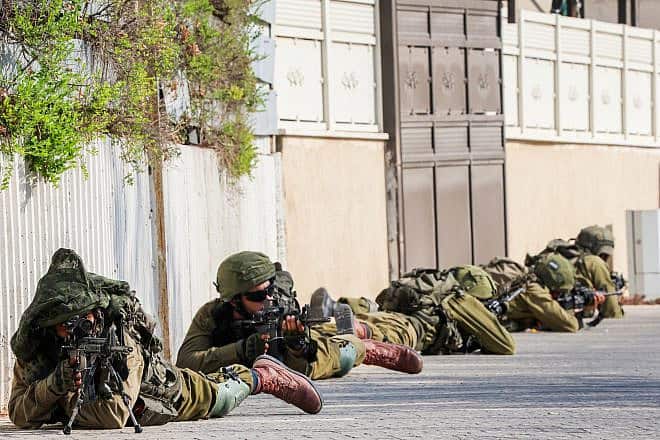 Israel Defense Forces soldiers take up positions in the southern Israeli city of Sderot to defend Israelis against Hamas terrorists, Oct. 8, 2023. Photo by Yossi Zamir/Flash90.