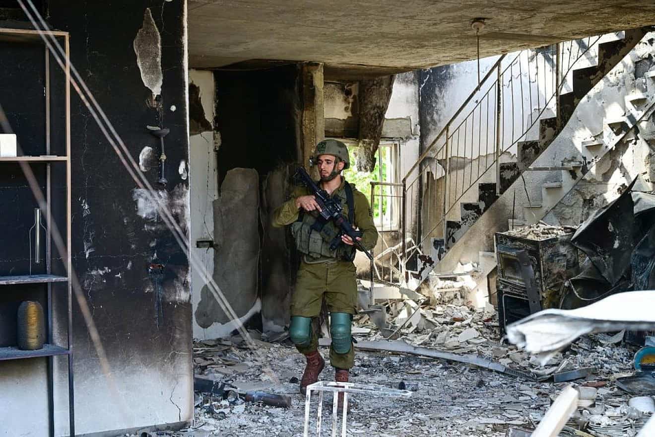 An IDF soldier at Kibbutz Be'eri, where Hamas terrorists killed 112 people, Oct. 13, 2023. Photo by Yossi Zeliger/TPS.