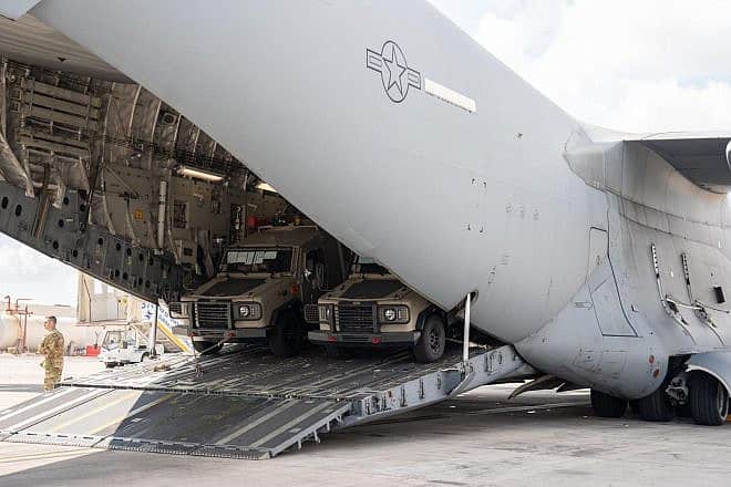 A U.S. cargo plane arrives in Israel with armored vehicles. Credit: Israeli Ministry of Defense Spokesperson's Office.