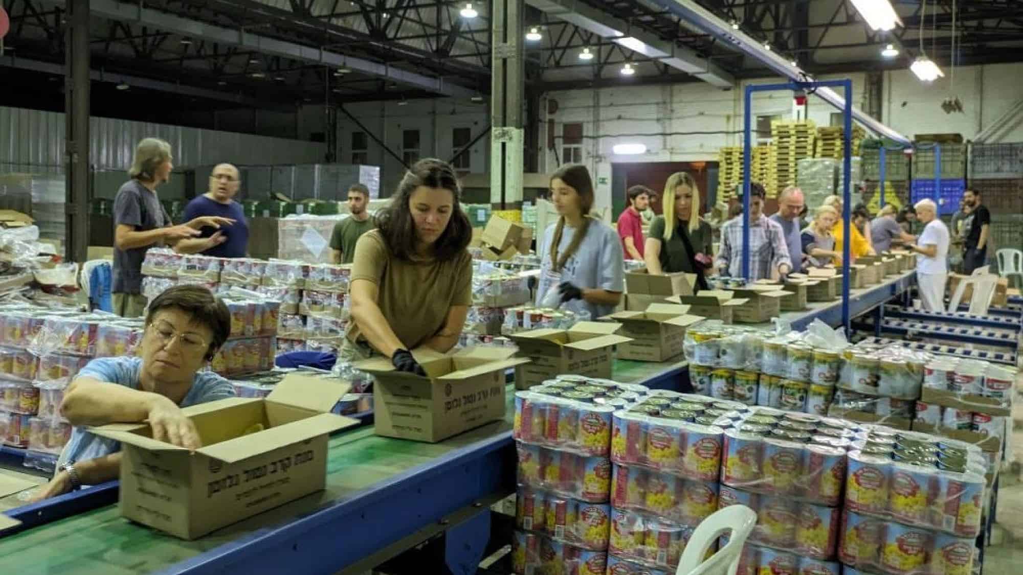 Immigrants from Russia and Ukraine pack food at an Israeli army base. Photo by Shishi Shabbat Yisrael.