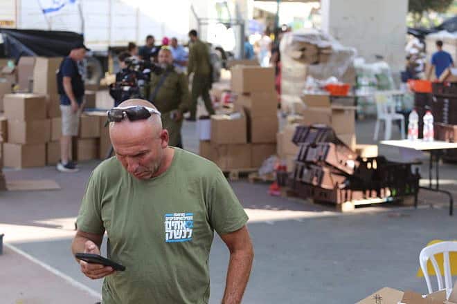 Volunteers in Sderot prepare food packages for residents evacuating the city, Oct. 15, 2023. Photo by Eitan Elhadez-Barak/TPS.