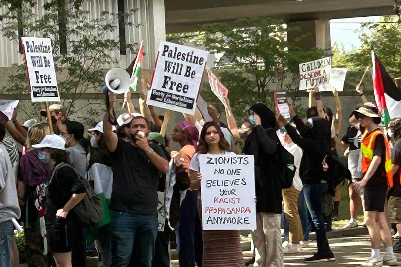 A rally at Tulane University in New Orleans got violent after a pro-Palestinian supporter hit a Jewish student in the face on Oct. 26, 2023. Photo by Pnina Sasson.