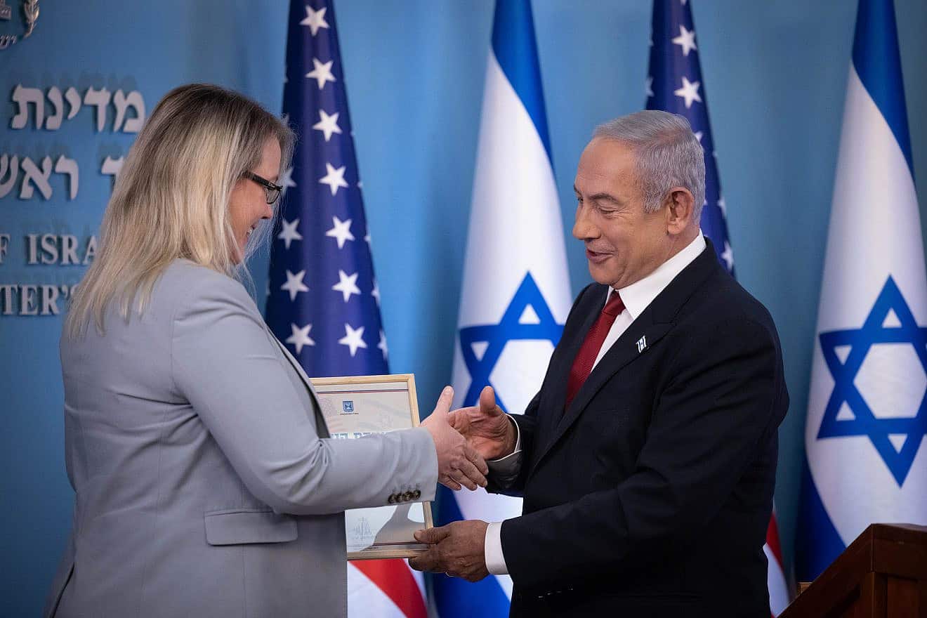 Prime Minister Benjamin Netanyahu and Stephanie Hallett, head of the U.S. embassy in Israel, during a press conference in Jerusalem, Sept. 28, 2023. Photo by Chaim Goldberg/Flash90.