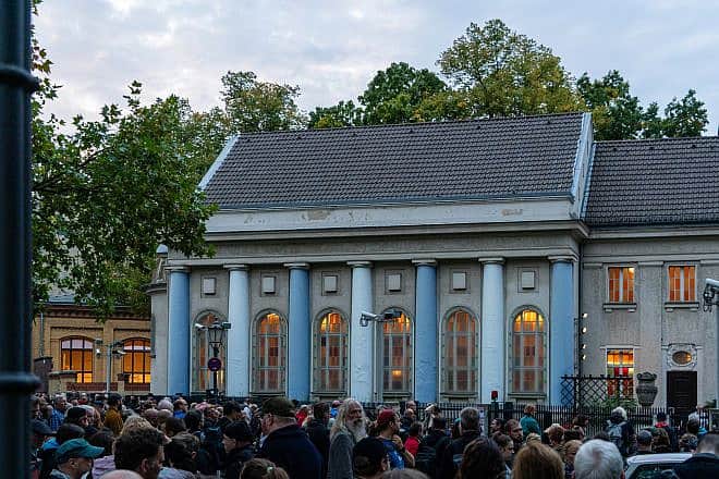 In response to Hamas attacks on Israel, about 350 people gathered in front of the Fraenkelufer Synagogue in Berlin to show solidarity with Jews and hold a vigil on Oct. 13, 2023. Credit: Mo Photography Berlin/Shutterstock.