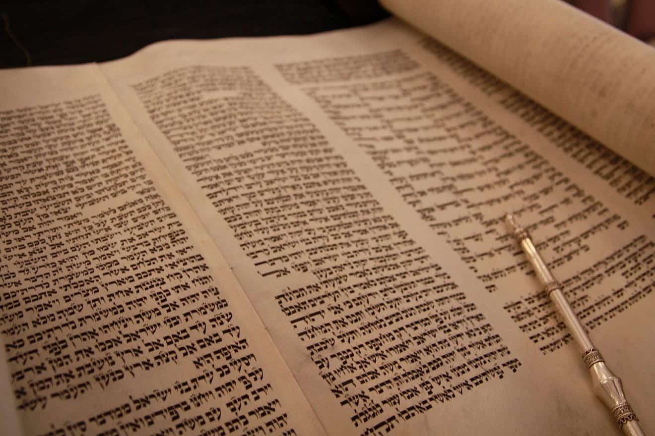 An open Torah scroll. Source: Pixabay.