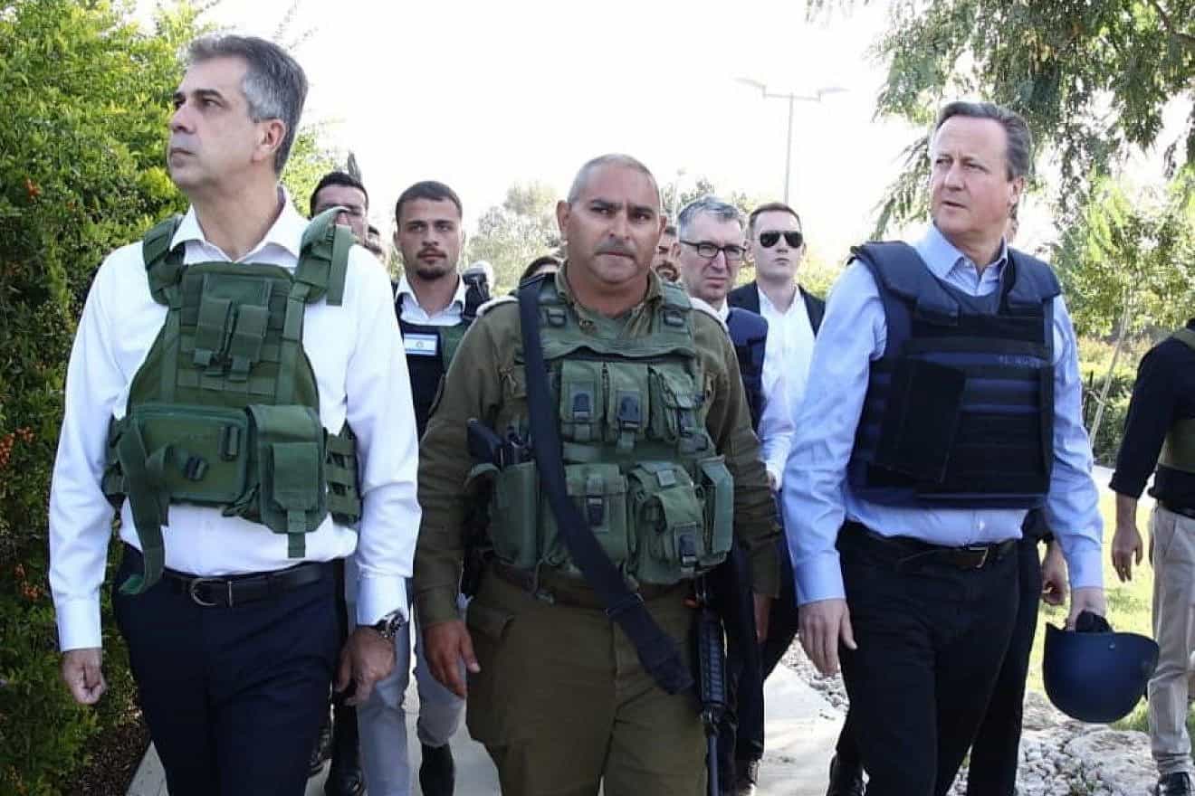 British Foreign Secretary David Cameron (right) and Israeli Foreign Minister Eli Cohen (left) visit Kibbutz Be'eri in southern Israel on Nov. 23, 2023. Photo by Miri Shimonovitz/MFA.