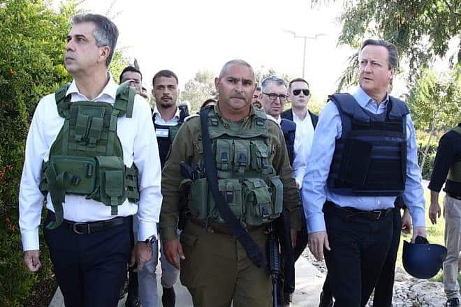 British Foreign Secretary David Cameron (right) and Israeli Foreign Minister Eli Cohen (left) visit Kibbutz Be'eri, Nov. 23, 2023. Photo by Miri Shimonovitz/MFA.