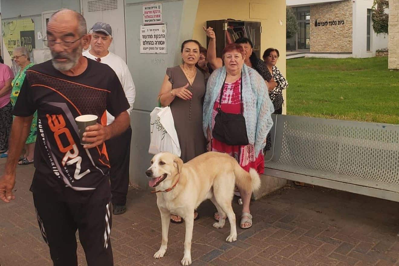 Danny Eisenman (front) with several tourists in Sderot on the morning of Oct. 7, 2023, minutes before Hamas terrorists entered the city. Photo courtesy Danny Eisenman