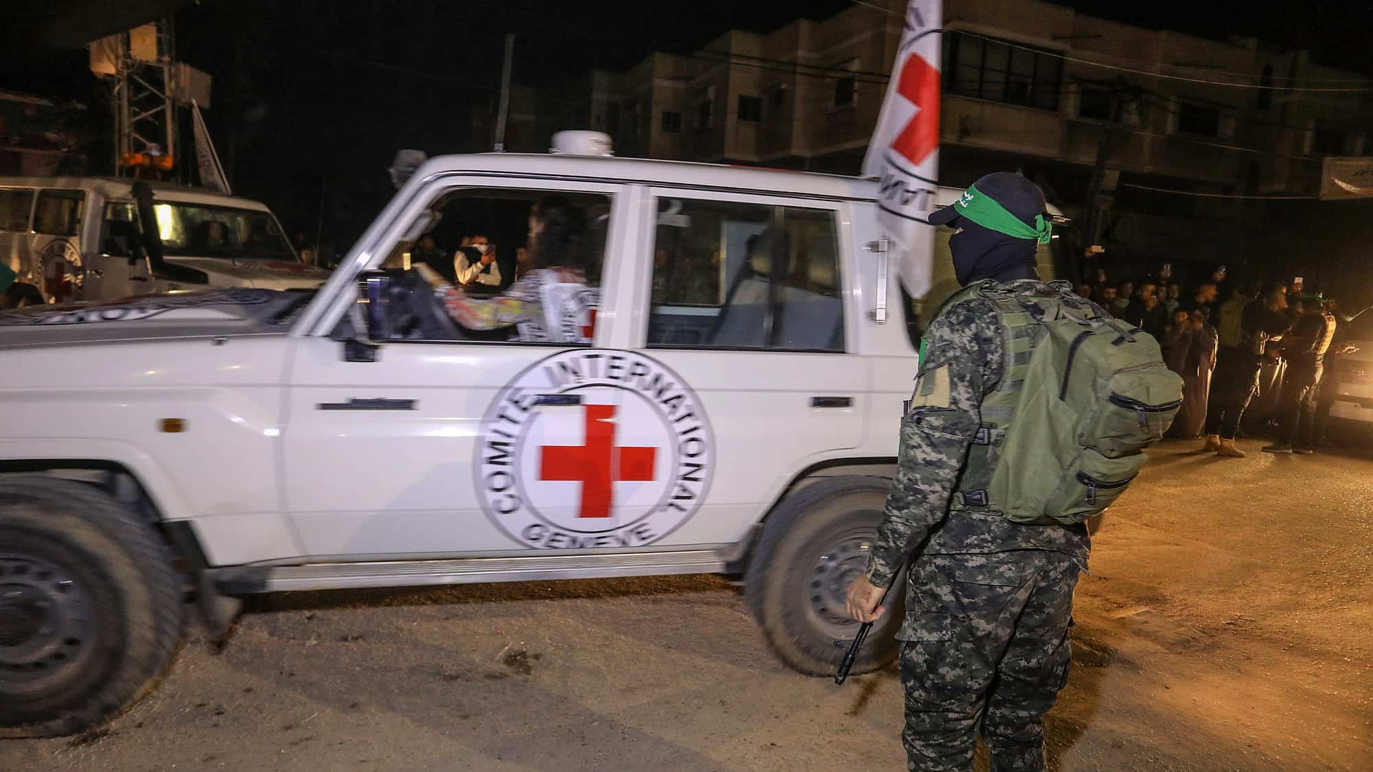A Hamas terrorist releases Israeli hostages to the Red Cross in Rafah, in the southern Gaza Strip, Nov. 28, 2023. Credit: Flash90.