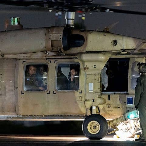 Израильский военный вертолет с освобожденной заложницей Мией Шем прибывает в медицинский центр Шиба в Рамат-Гане, 30 ноября 2023 года. Фото Йонатана Синдела/Flash90.