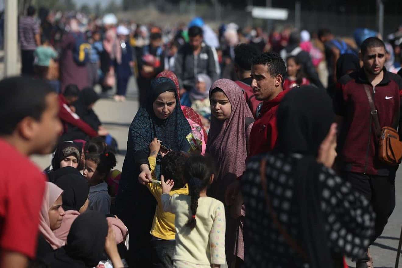 Tens of thousands of Palestinians from the northern Gaza Strip walk through a humanitarian corridor to the safety of southern Gaza, Nov. 10, 2023. Photo by Majdi Fathi/TPS.