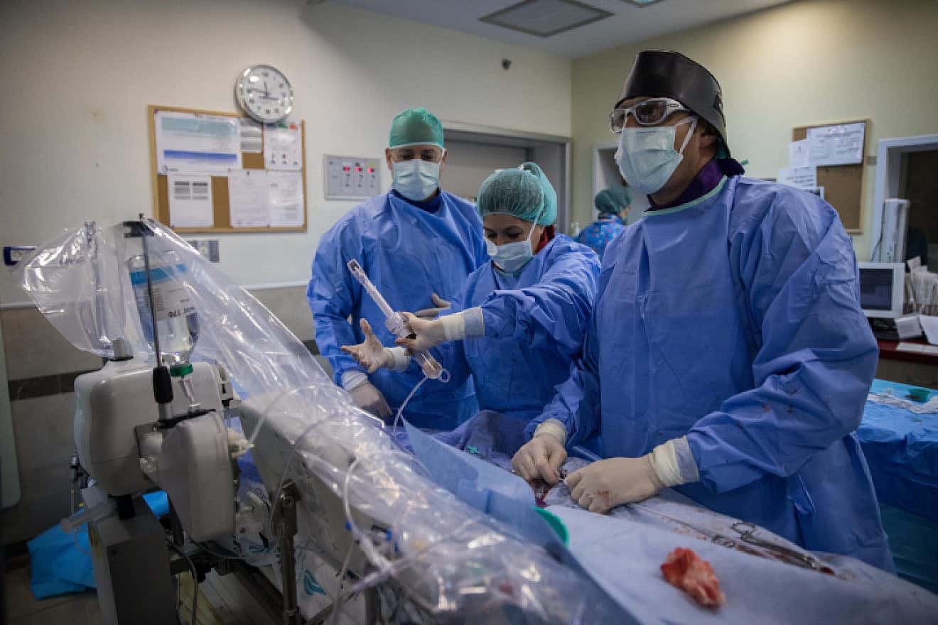 Israeli doctors perform a cardiac catheterization at an operating room in the Wolfson Medical Center in Holon, April 11, 2018. Photo by Hadas Parush/Flash90.