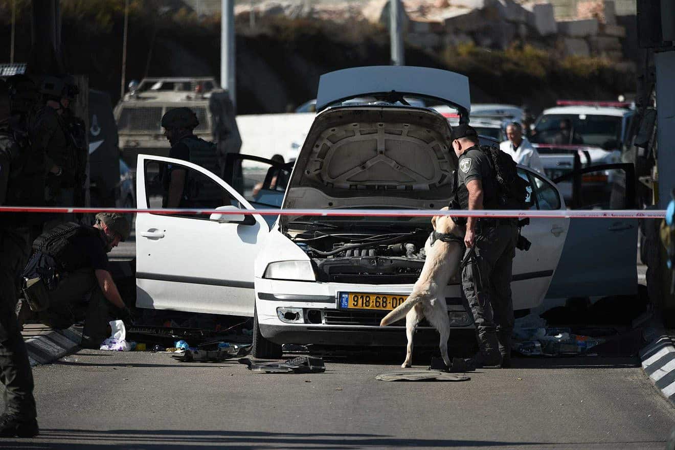 Six Israelis were wounded in a Palestinian shooting attack at the “tunnel road” checkpoint leading to Jerusalem, Nov. 16, 2023. Photo by Yoav Dudkevitch/TPS.
