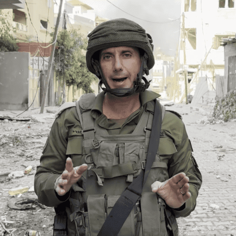 Официальный представитель Армии обороны Израиля контр-адмирал Даниэль Хагари в городе Газа. Кредит: ЦАХАЛ.