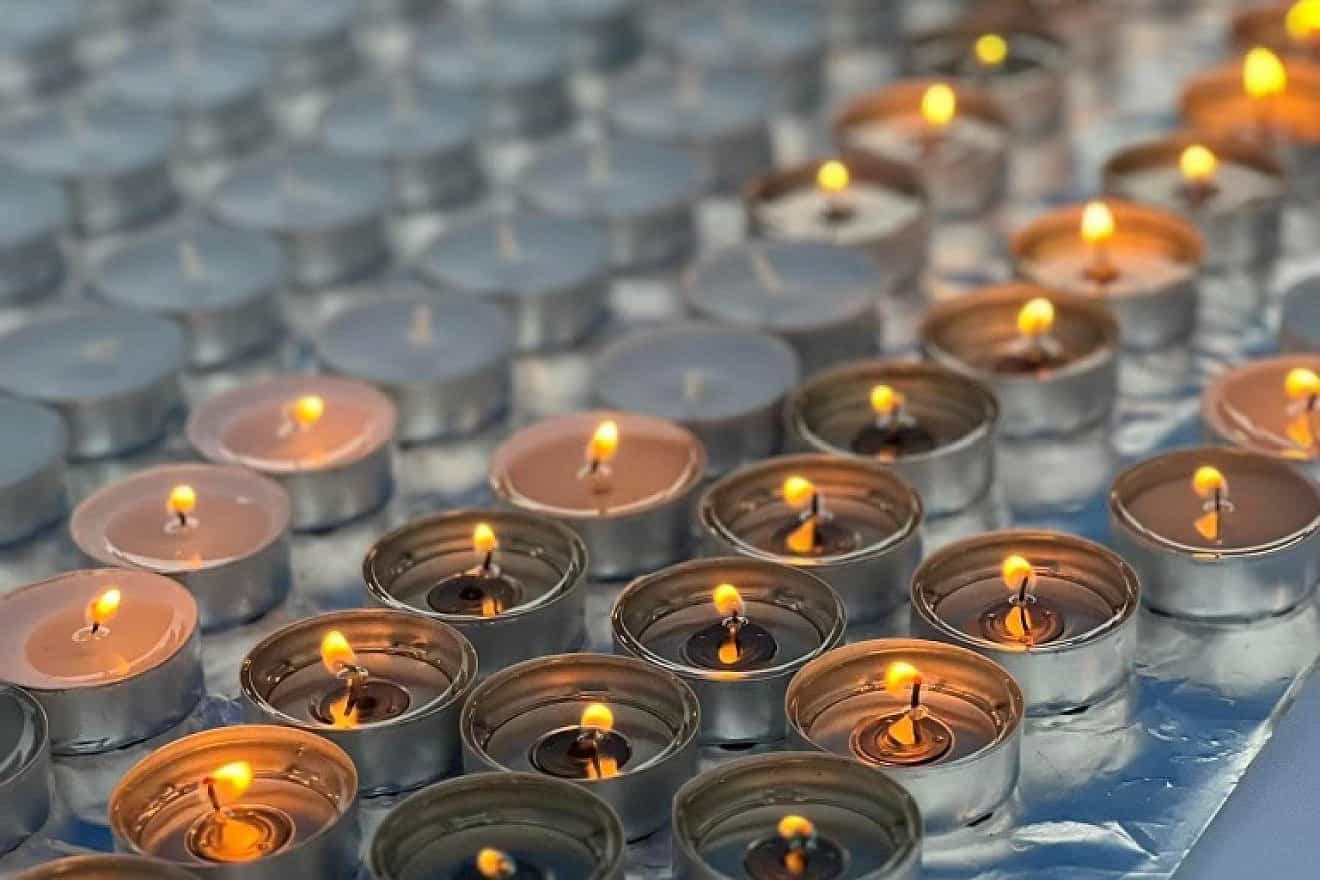 Lighting candles for those killed during the Oct. 7 terrorist attacks in southern Israel at a Shabbat marketplace in San Diego, part of the 10th annual Shabbat Project, Nov. 3, 2023. Credit: Courtesy.