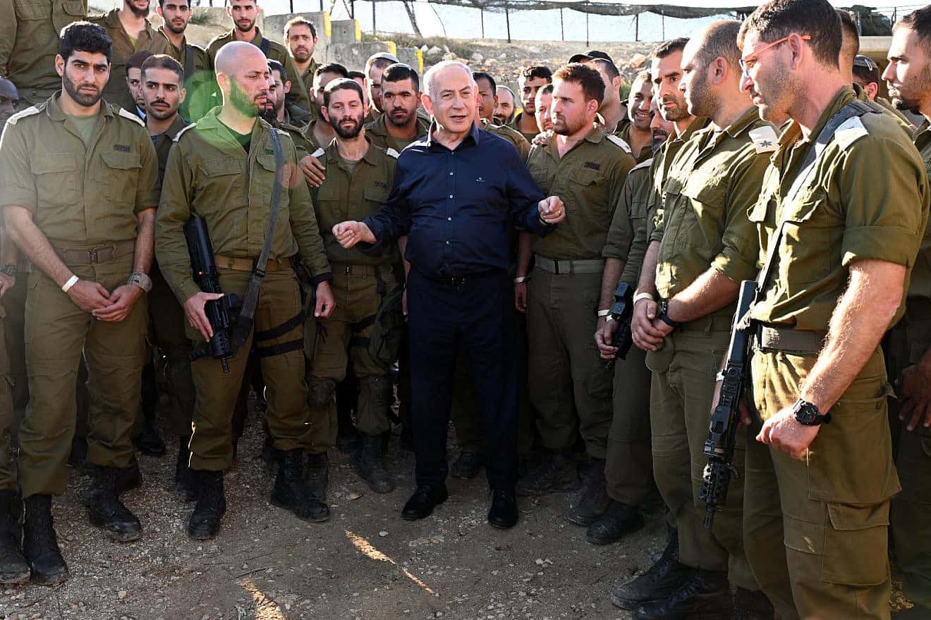 Премьер-министр Израиля посещает солдат 8101-го батальона резервной бригады Александрони, 21 ноября 2023 года. Фото Хаима Цаха/ГП.