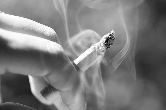 A burning cigarette. Credit: Eryx V/Shutterstock.