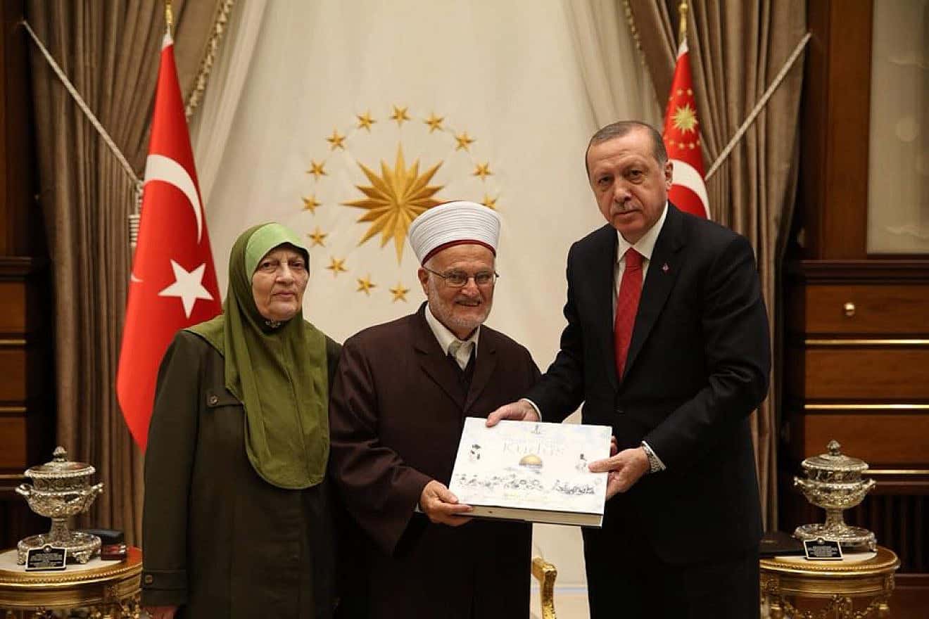 Turkish President Recep Tayyip Erdoğan receives Sheikh Ekrima Sabri and his wife, preacher Naela Sabri, in Istanbul, 2017. Credit: palinfo.com.